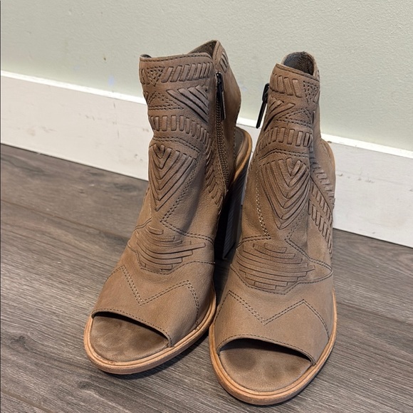 Vince Camuto Tan Peep-Toe Leather Ankle Booties - 7.5 - Picture 1 of 6